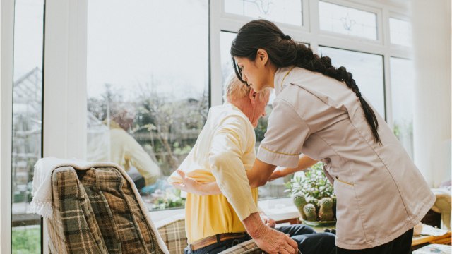 Orpea, Korian... les géants des maisons de retraite plongent en Bourse, un livre à charge