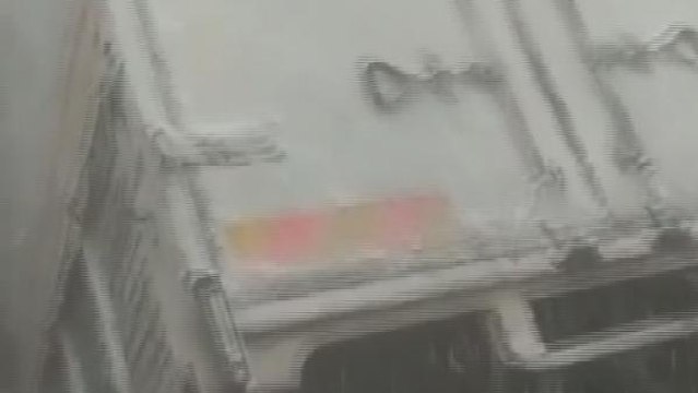 KAYGANLAŞAN YOLDA DURAMAYAN KAMYONET APARTMAN BAHÇESİNE DÜŞTÜ