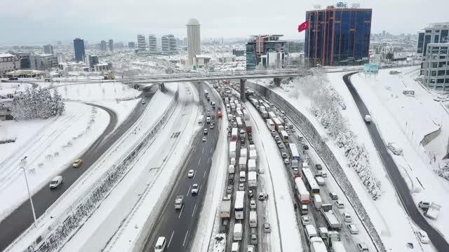 (DRONE) Kar İstanbul'u esir aldı - TEM Otoyolu Mahmutbey mevkii
