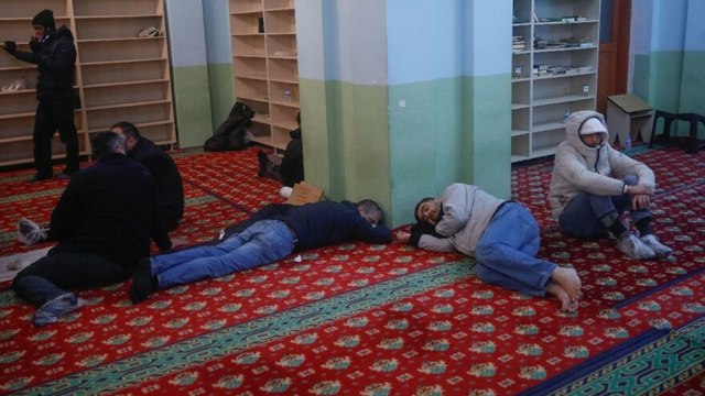 Kar sonrası fırsatçılık! Oteller 100 Euro isteyince geceyi camilerde geçirdiler