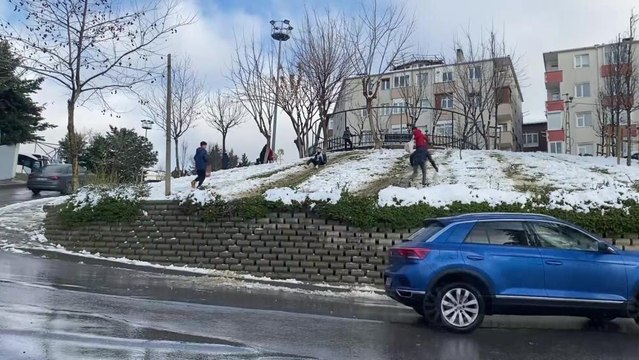Ümraniye’de çocukların tehlikeli kayma oyunu yürekleri ağza getirdi