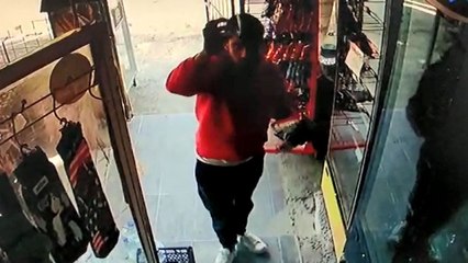 Markette kimseyi bulamayınca ürünleri kameraya gösterip, ücretini bıraktılar