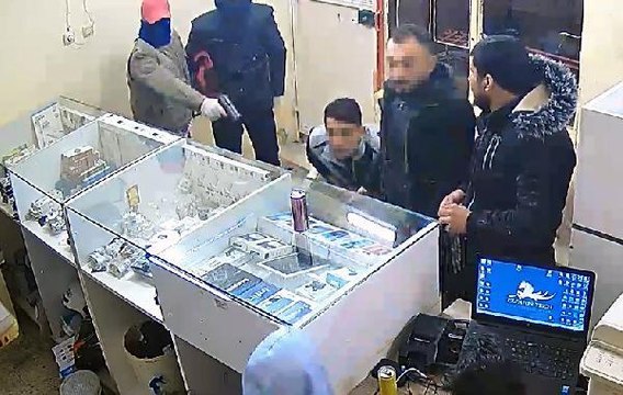 CEP TELEFONU DÜKKANINDAKİ KAR MASKELİ SOYGUN GİRİŞİMİ KAMERADA