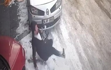 Son dakika haberi | ÇAYCININ BUZDA ZOR ANLARI KAMERADA