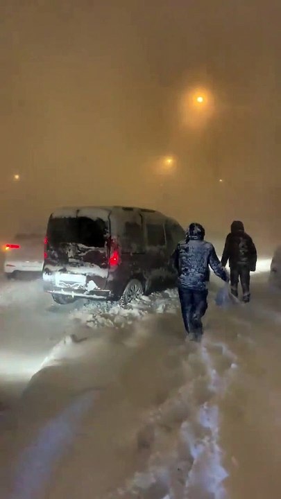 Forte nevão causa o caos nas estradas de Istambul na Turquia