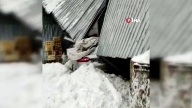 Sultangazi sanayi sitesinde iş yerinin çatısı araçların üzerine çöktü