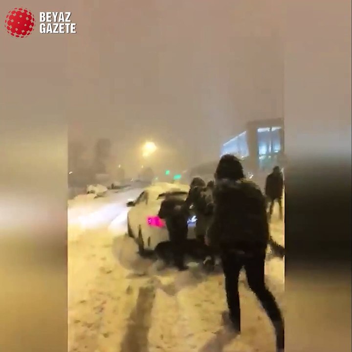CHP'li İBB kendi kapısının önündeki karı bile temizleyemedi!