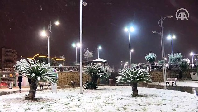 Antalya kent merkezine kar yağdı