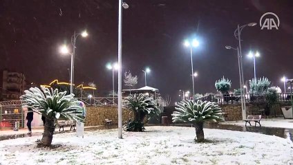 Antalya kent merkezine kar yağdı