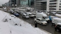 İstanbul’da yasağa rağmen araç kuyruğu