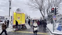 Zeytinburnu Belediyesi'nden toplu ulaşım araçlarını kullanan vatandaşlara sıcak çorba ikramı