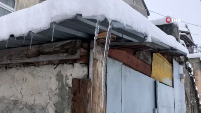 Kafasına çatıdan buz kütlesi düştü, ölümden döndü