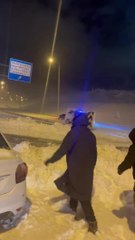 İL EMNİYET MÜDÜRÜ AKTAŞ VE POLİSLERDEN YOLDA KALANLARA YARDIM