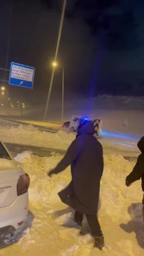 İL EMNİYET MÜDÜRÜ AKTAŞ VE POLİSLERDEN YOLDA KALANLARA YARDIM