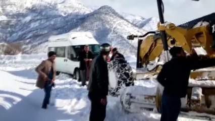 Karda mahsur kalan yolcu minibüsündeki 6 kişi kurtarıldı