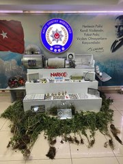 EVE YAPILAN BASKINDA UYUŞTURUCU VE SİKKELER ELE GEÇİRİLDİ