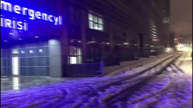 Son dakika haberleri: Yolda mahsur kalan hasta, kar küreme aracıyla hastaneye yetiştirildi