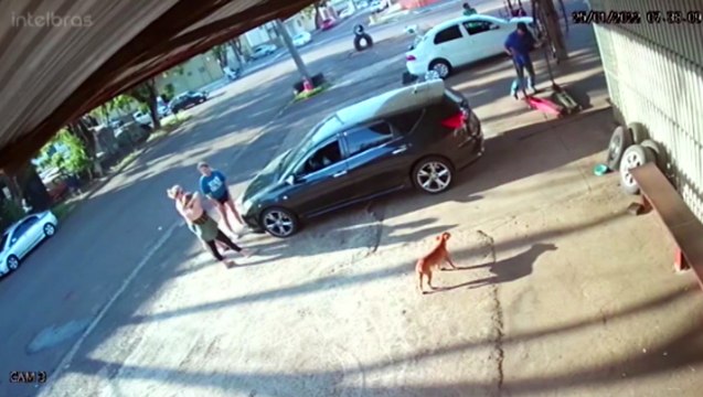 Vídeo mostra grave colisão no Bairro Maria Luiza, em Cascavel
