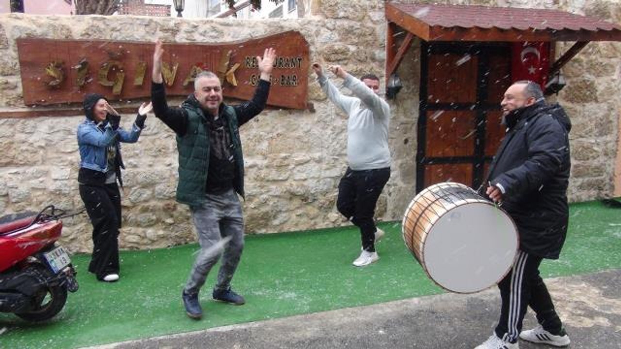 Yıllar sonra kar yağdı vatandaş davul eşliğinde...