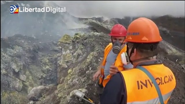 Un equipo llega hasta uno de los cráteres del volcán de La Palma