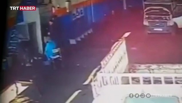 Odunları tutuşturmak için dökülen tiner parladı: O anlar kamerada