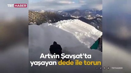 Dede ile torunu çatıdan kızakla kaydı