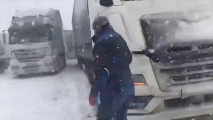 “Buradan her geçişte dünyanın parasını alırlar ama yerde bir gram tuz yok”