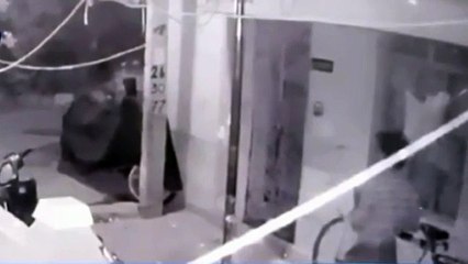 பெண்களின் உள்ளாடைகளை திருடி உல்லாசம்.. சுவற்றில் ஆபாச வரைப்படம்.. இளைஞருக்கு போலீஸ் வலை