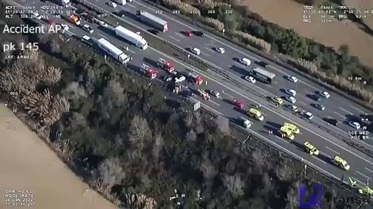 Los Mossos investigan si el camionero del accidente con tres muertos en la AP-7 se distrajo