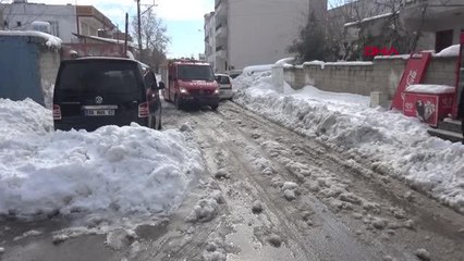 ADIYAMAN'DA, KAR NEDENİYLE ÇATIDA MAHSUR KALAN KEDİ KURTARILDI