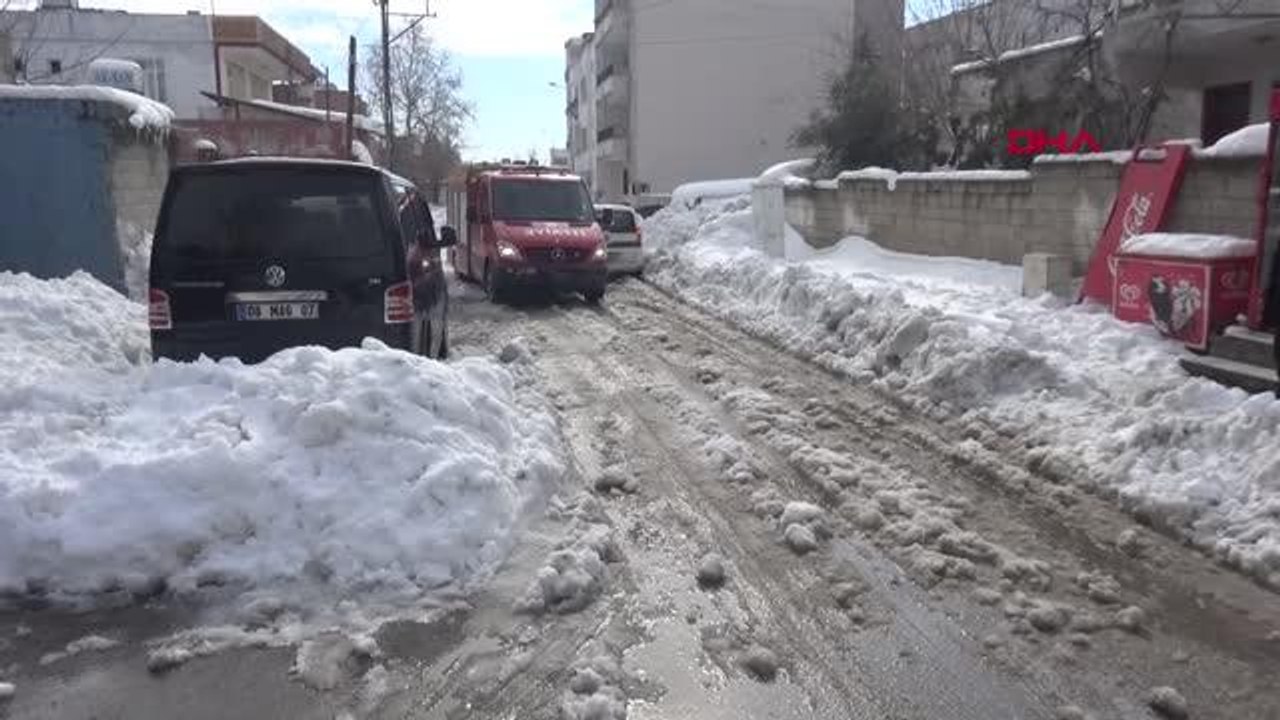 ADIYAMAN'DA, KAR NEDENİYLE ÇATIDA MAHSUR KALAN KEDİ KURTARILDI