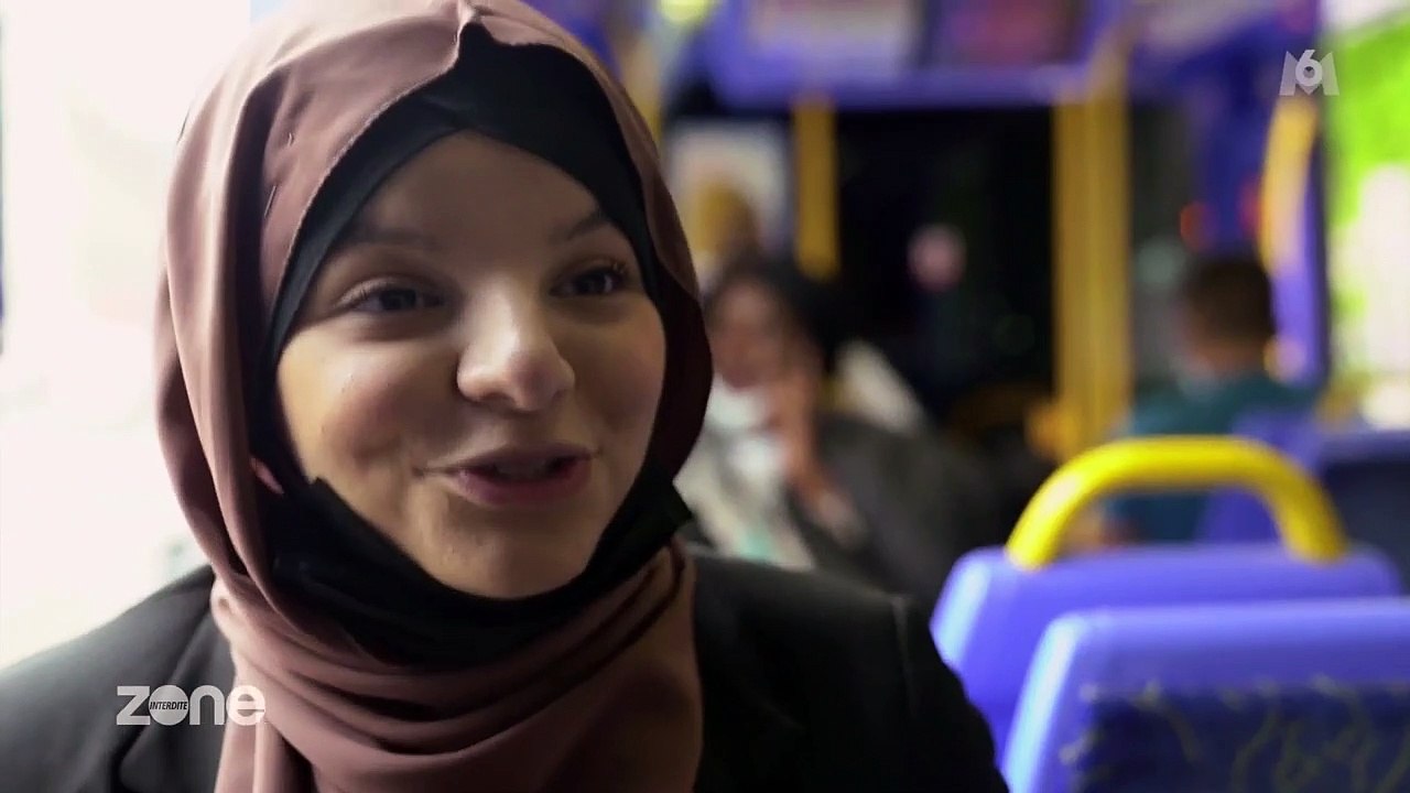 Lilia Bouziane, étudiante en droit et musulmane, témoigne de ses convictions religieuses dans "Zone interdite" sur M6.