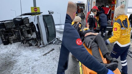 Karlı yolda servis minibüsü yan yattı: 3 yaralı