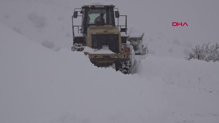 BEYDAĞI'NI AŞAN EKİPLER, ÜRETİCİ VE HAYVANLARI KURTARDI