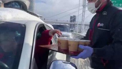 Fatih Belediyesi'nden trafikte mahsur kalan vatandaşlara sıcak çorba ikramı