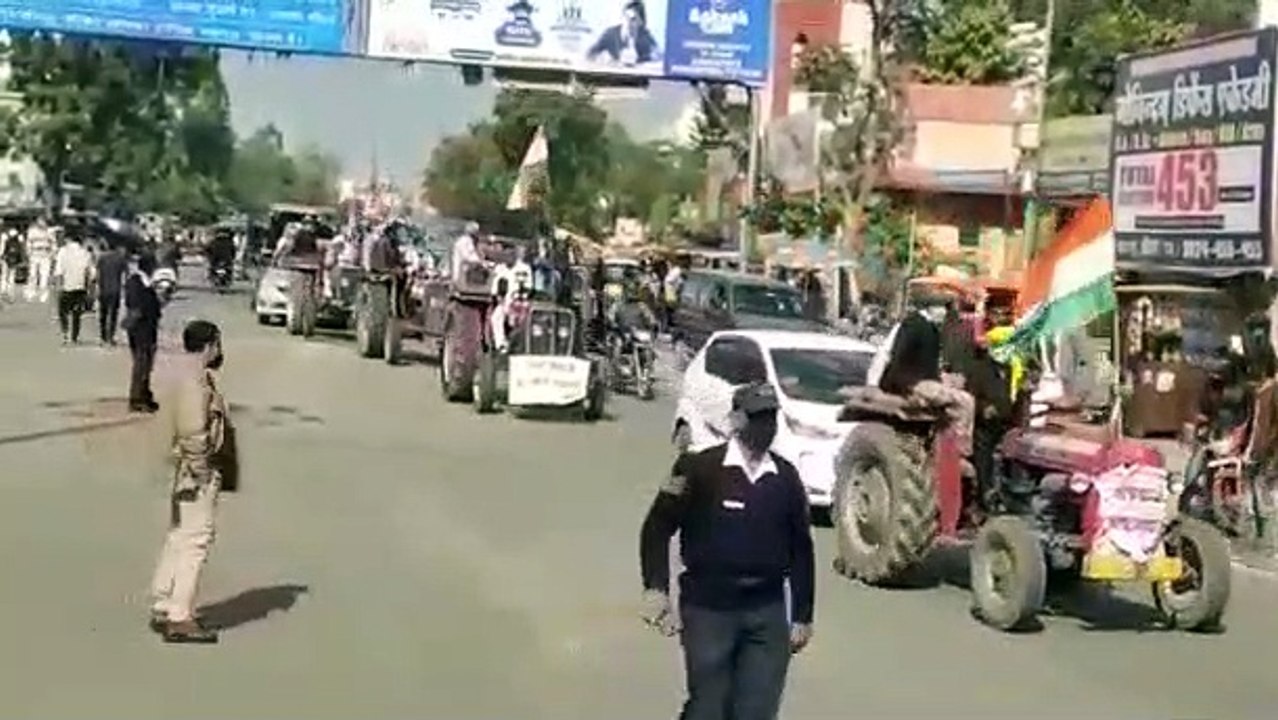 ग्रामीणों ने ट्रैक्टर रैली निकालकर जताया गांव को यूआईटी में शामिल करने का विरोध