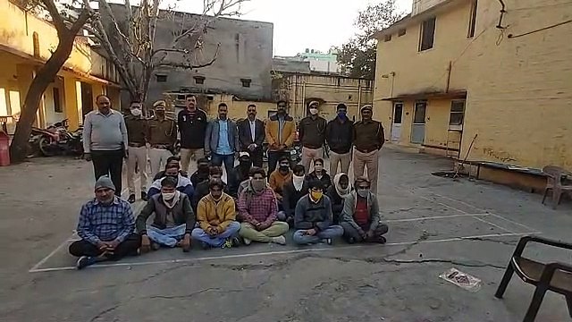 पुलिस ने सट्टा खेलते 16 जनों को दबोचा, हजारों रुपए लगे थे दाव पर