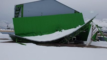 Yoğun kar yağışı sonucu fabrikanın çatısı çöktü