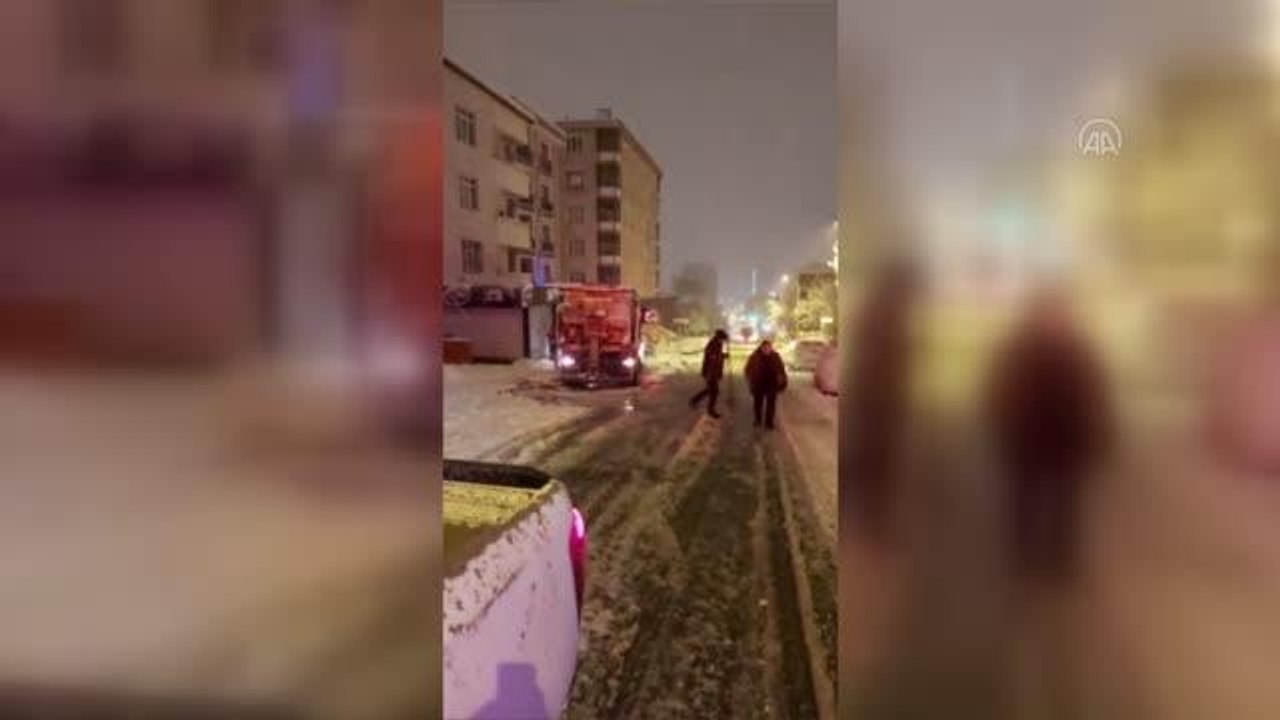 Kartal'da karla mücadele çalışmaları - Devrilen ağaçlar yoldan kaldırıldı