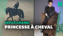Chez Chanel, Charlotte Casiraghi défile à cheval sur le podium