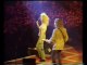 Cyndi Lauper chante "Girls just wanna have fun" en concert à Paris