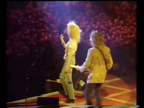 Cyndi Lauper chante Girls just wanna have fun en concert à Paris