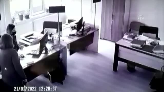 Bir kişi nüfus müdürlüğünde tartıştığı memuru darbetti