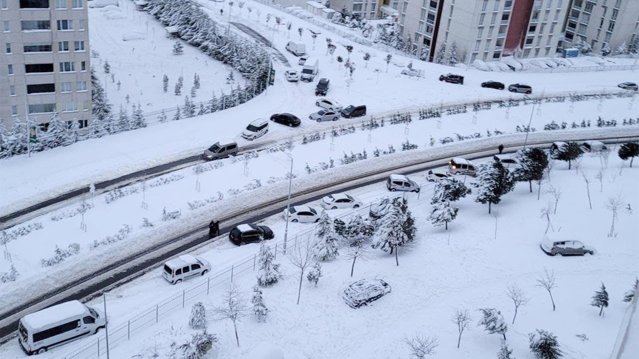 عاصفة ثلجية تشل الحركة وتعطل الحياة في إسطنبول