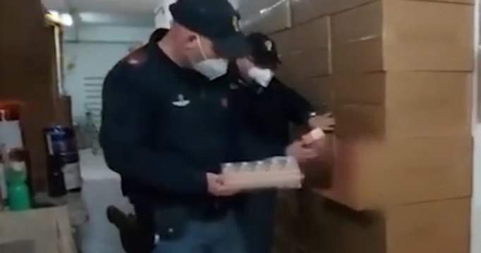 Napoli - 3 tonnellate di sigarette di contrabbando sequestrate a Secondigliano (25.01.22)