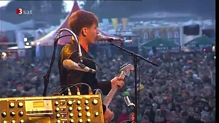 Franz Ferdinand chante "No You Girls" en live