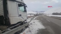 ERZİNCAN-ERZURUM KARA YOLU TIR KAZASI NEDENİYLE 1 SAAT ULAŞIMA KAPANDI