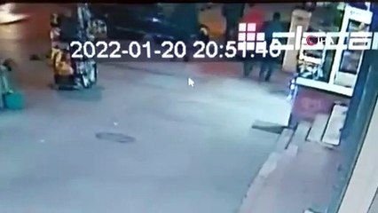 Para dolu poşeti tekmeleyerek el çabukluğuyla böyle çaldı