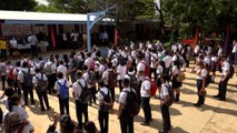 Estudiantes del colegio Colombia asisten a su primer día de clases