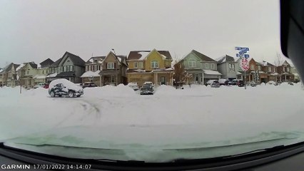 Driver Doesn't Bother to Wipe the Snow Off